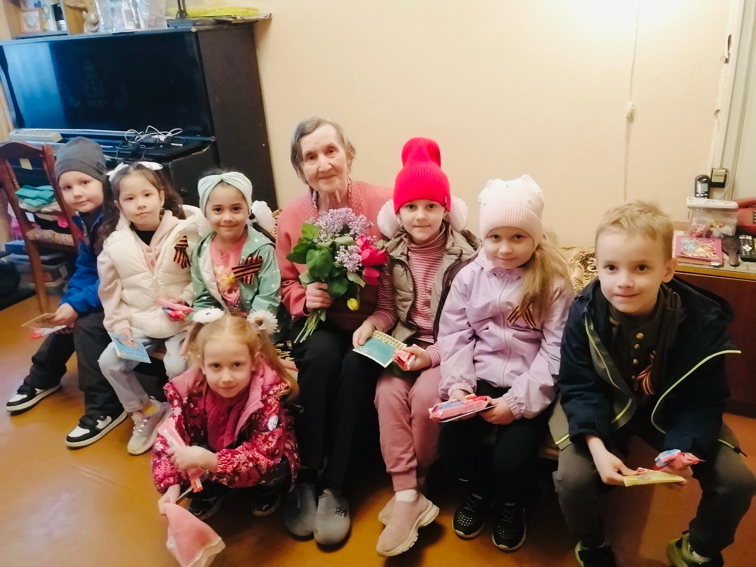 Дошколята в гостях у труженицы тыла.