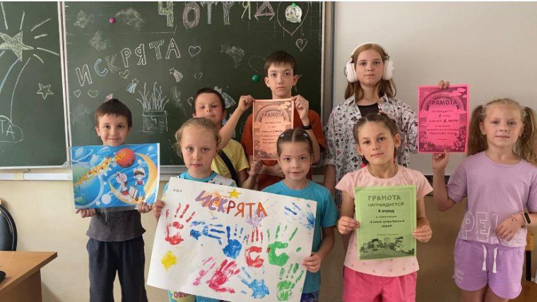 Состоялось торжественное закрытие школьного лагеря.